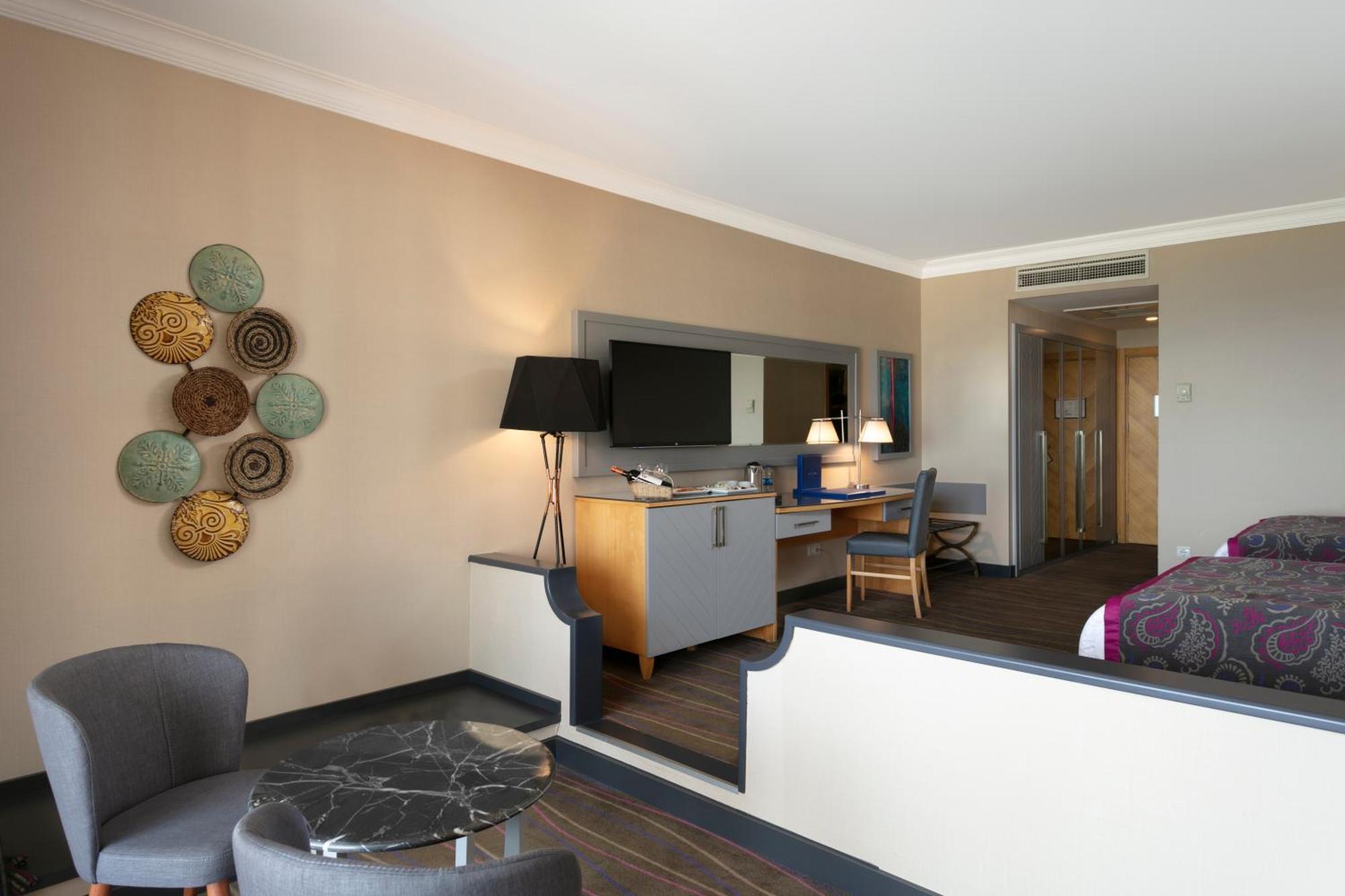 Standard Junior Suite Pool or Sea View