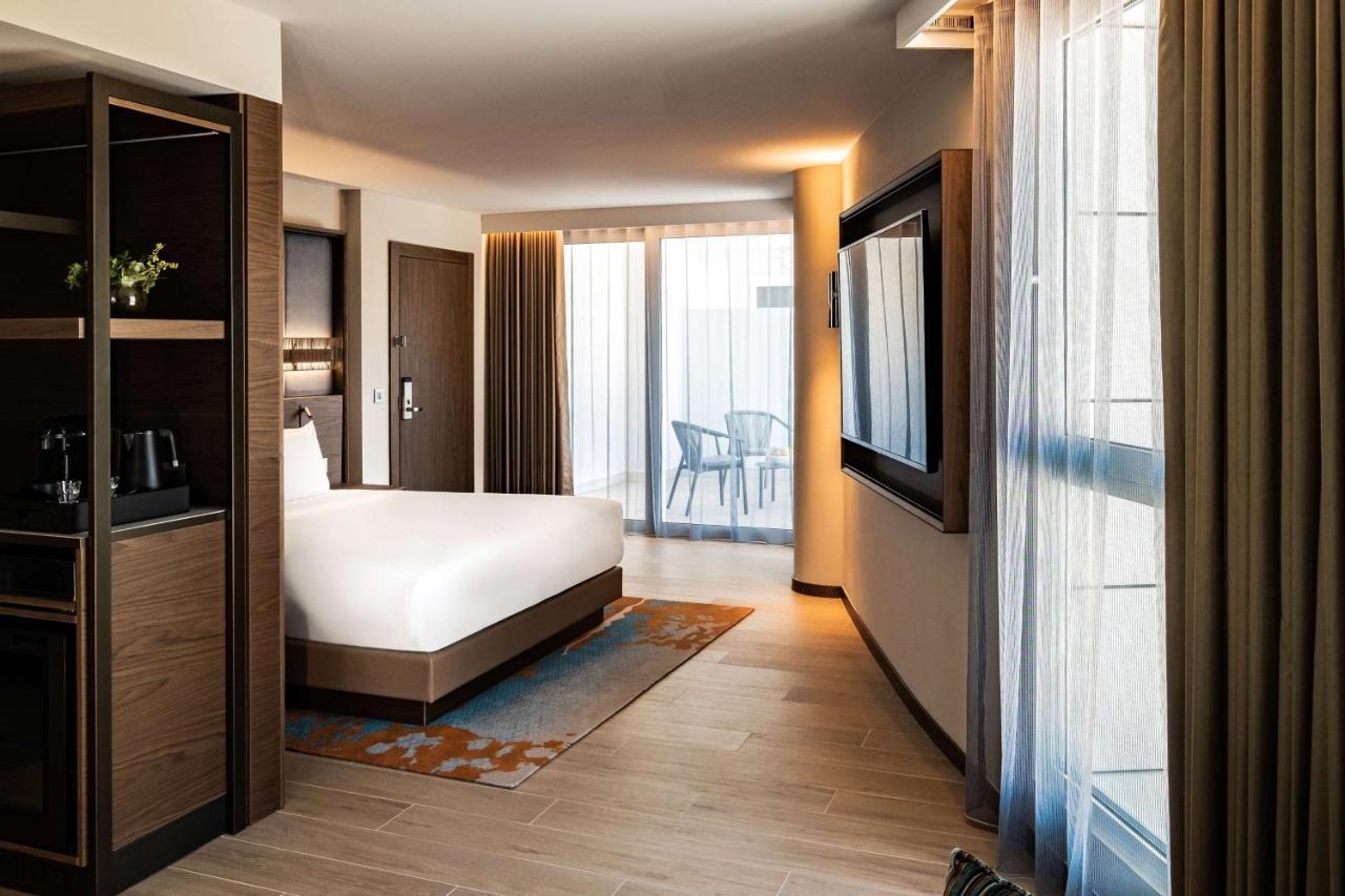 Suite Regency mit Kingsize-Bett, Balkon und Blick auf die Piazza
