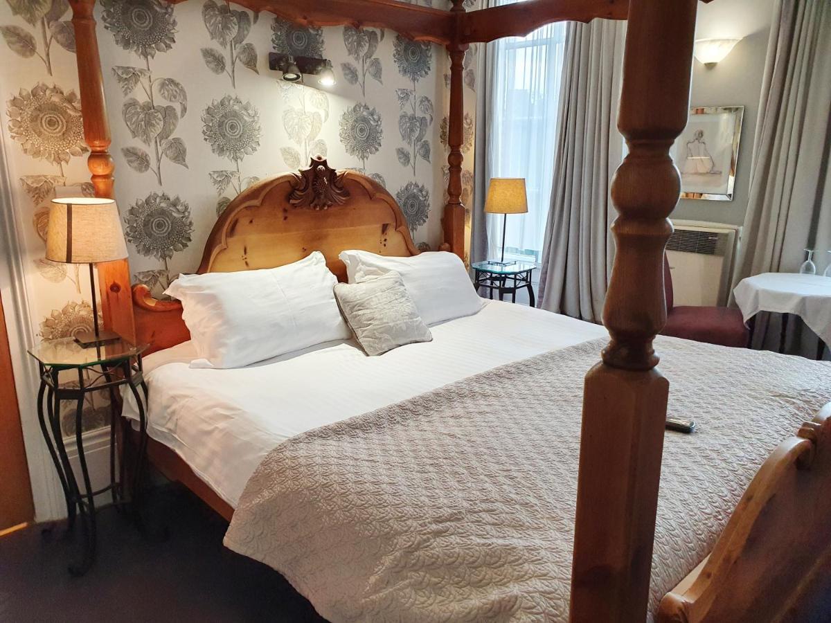 Double Room Four Poster Bed
