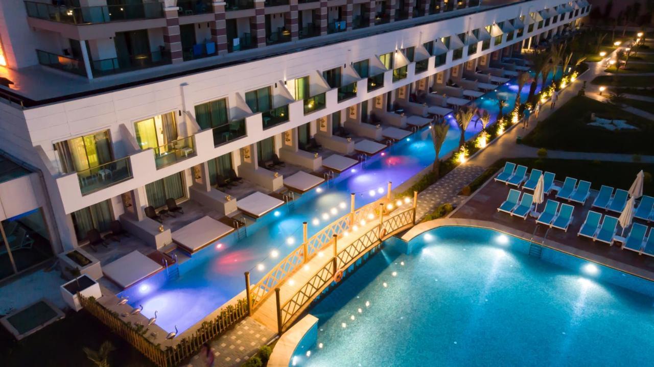 Doppelzimmer mit direktem Zugang zum Pool und Poolblick