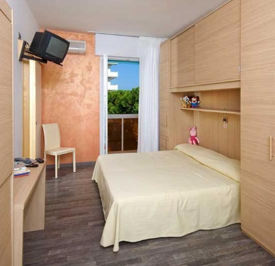 Double or Twin Room Balcony Lateral Sea View