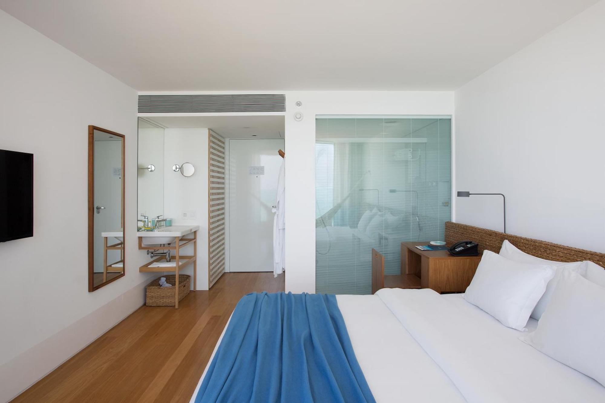 Large room sea view