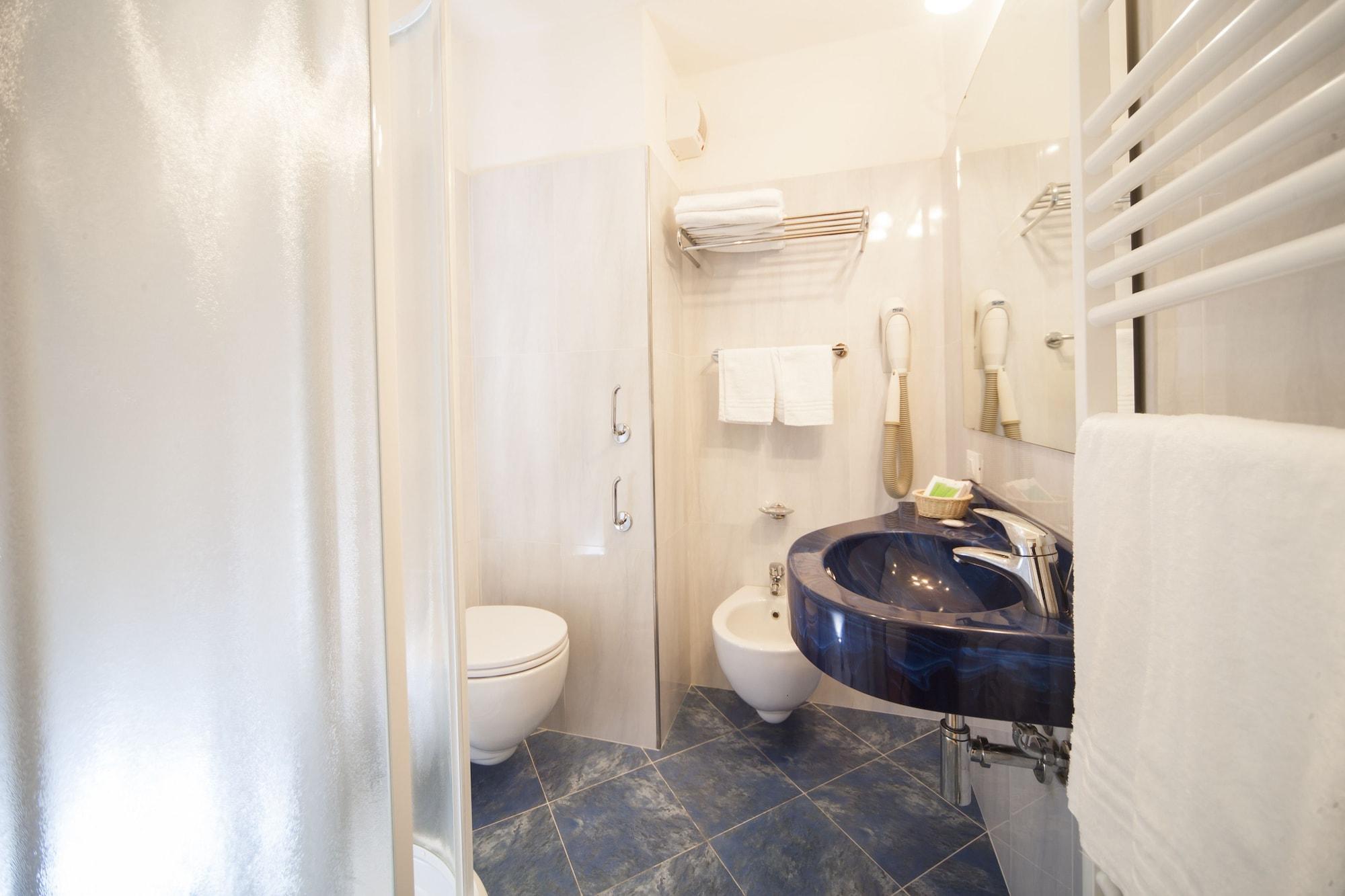 Classic Double or Twin Room Lateral Sea View