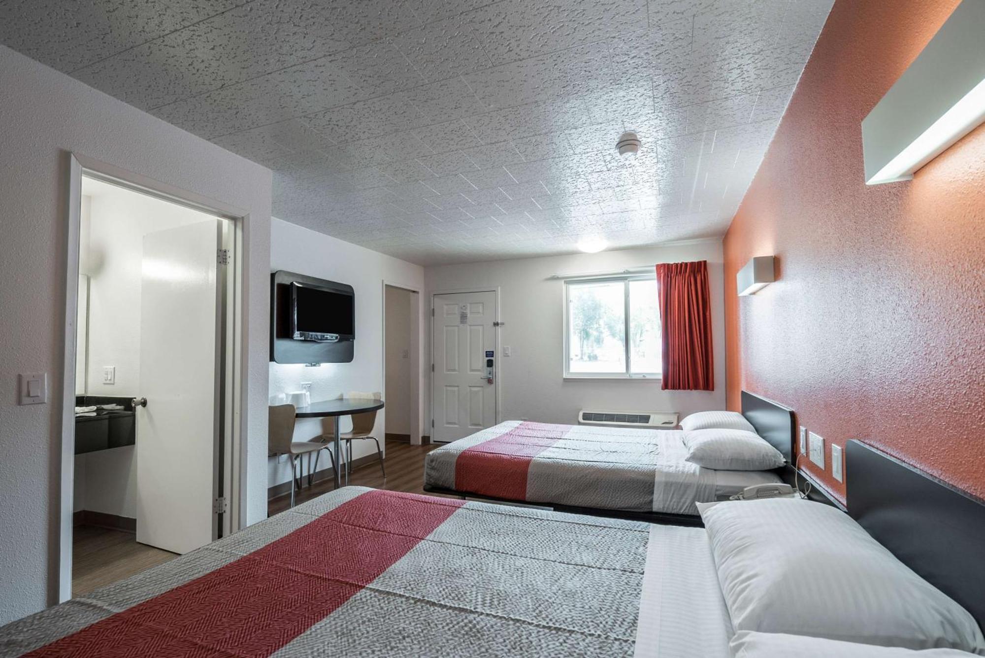 Queen Room with Two Queen Beds - Smoking,1219125505:JPEG