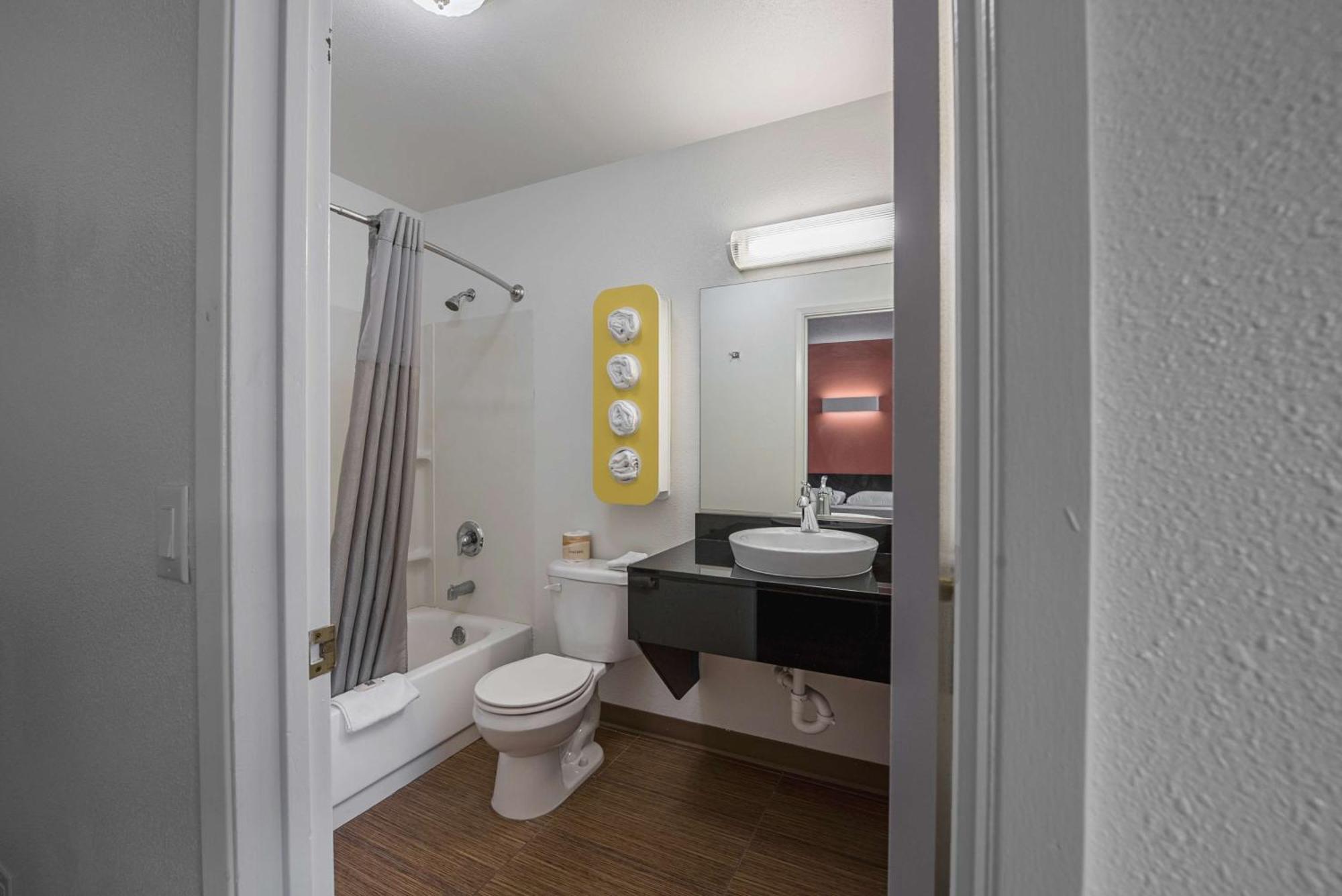 Queen Room - Non-Smoking,1219126156:JPEG