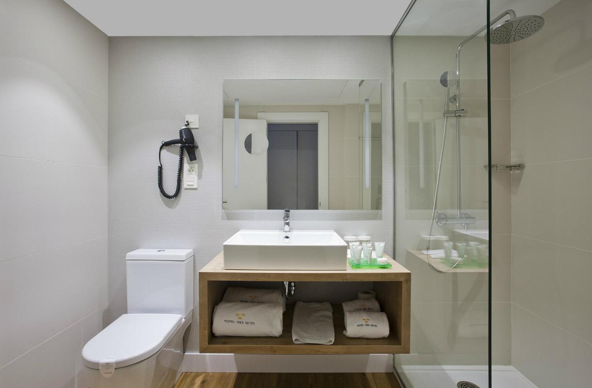 Family Room (2 Adults + 2 Children),1272825913:JPEG