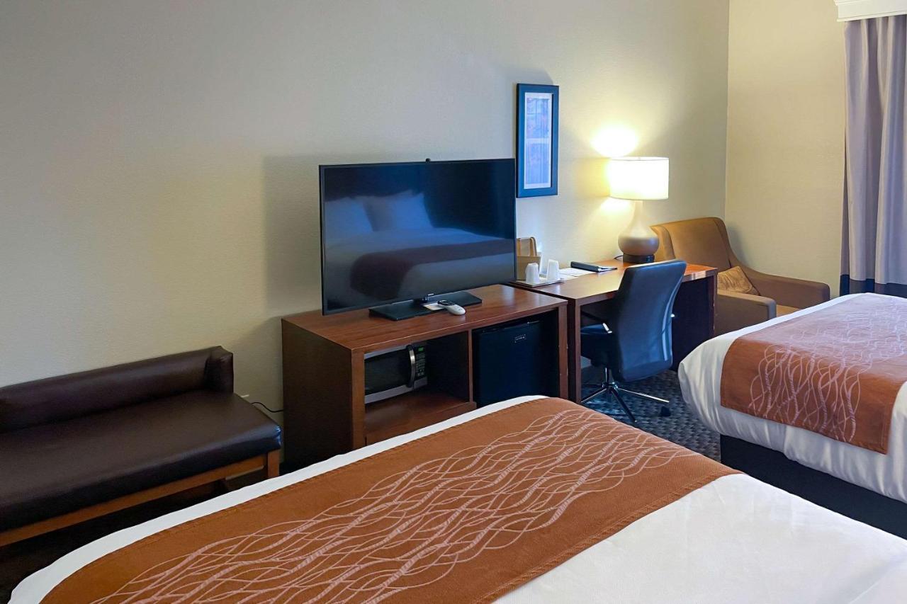Queen Room with Two Queen Beds - Non-Smoking,1273143091:JPEG