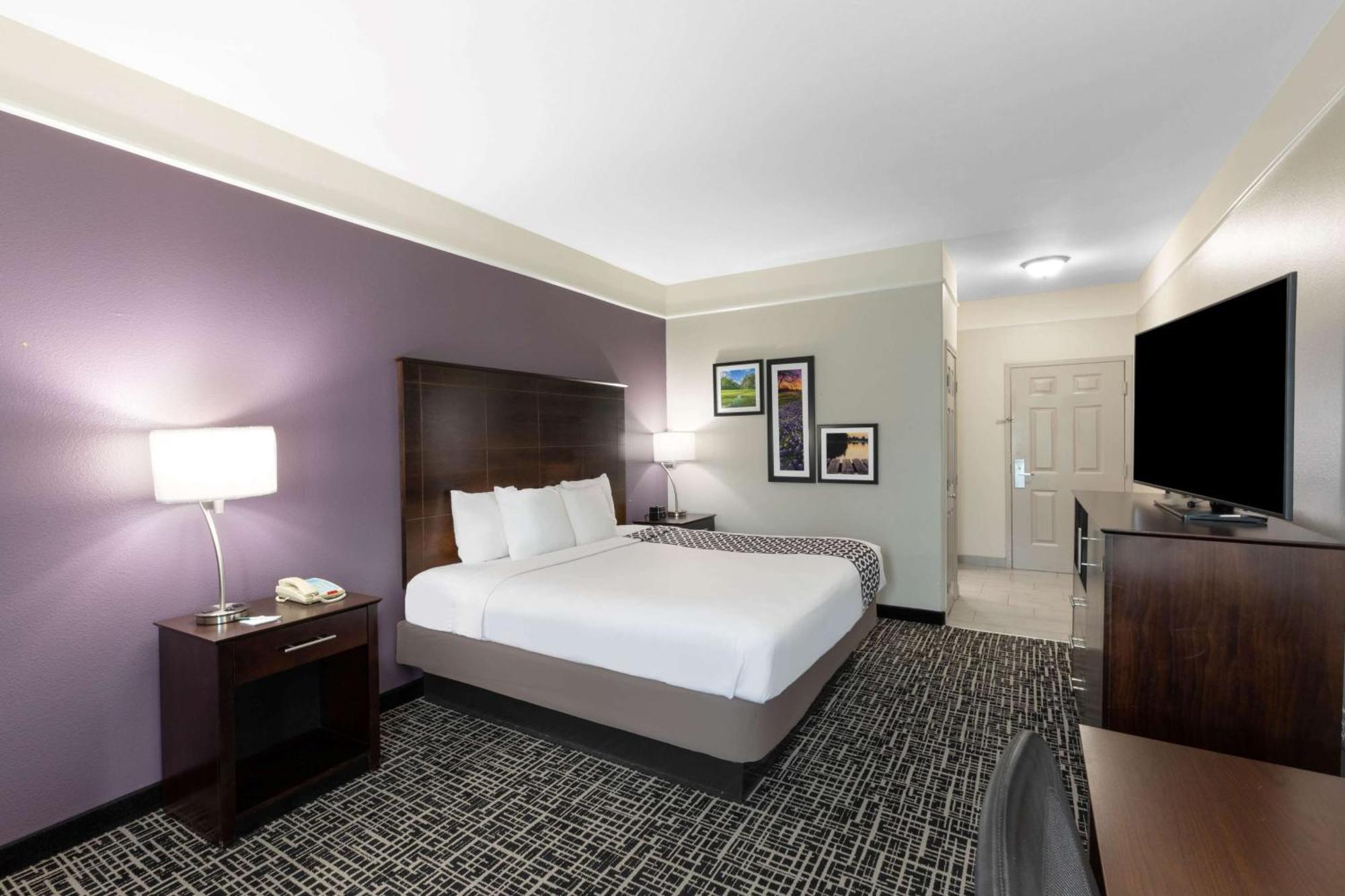 King Room with Roll-In Shower - Mobility/Hearing Accessible - Non-Smoking,1275958138:JPEG