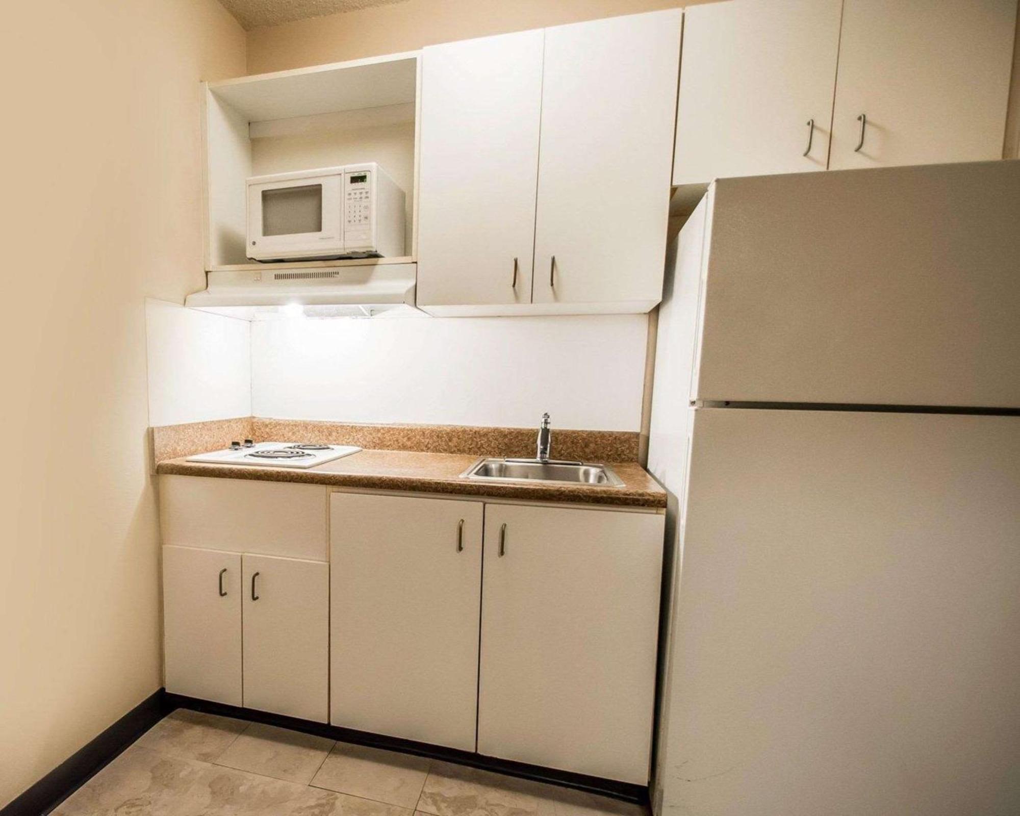 Efficiency Queen Room - Accessible/Non-Smoking