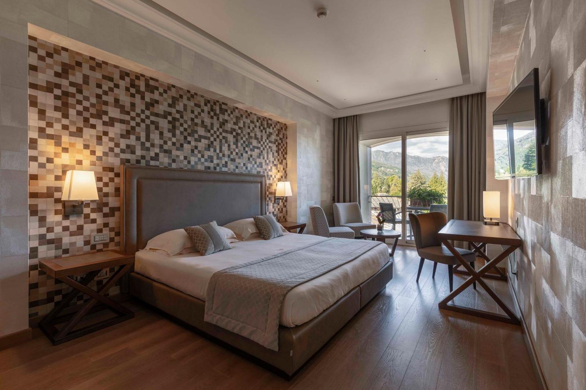 Superior Double or Twin Room Partial Lake View