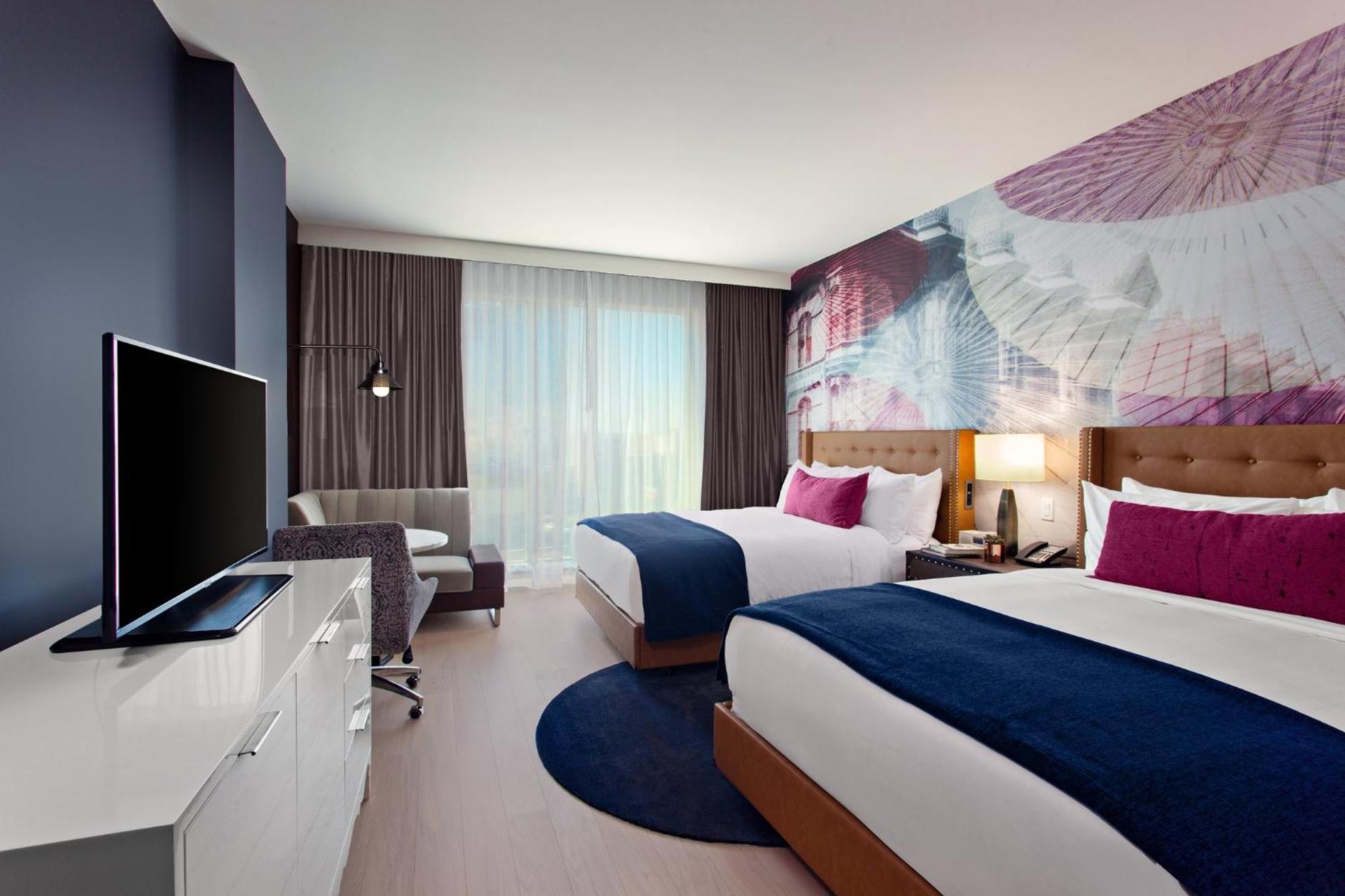 Quarto Queen Standard com 2 Camas Queen-size e Vista da Cidade
