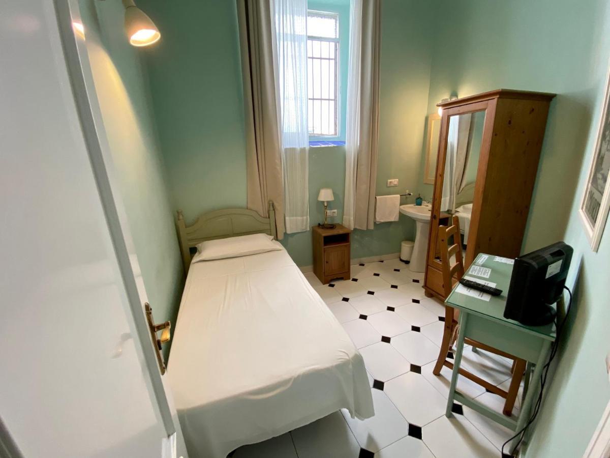 Single Room with Shared Bathroom