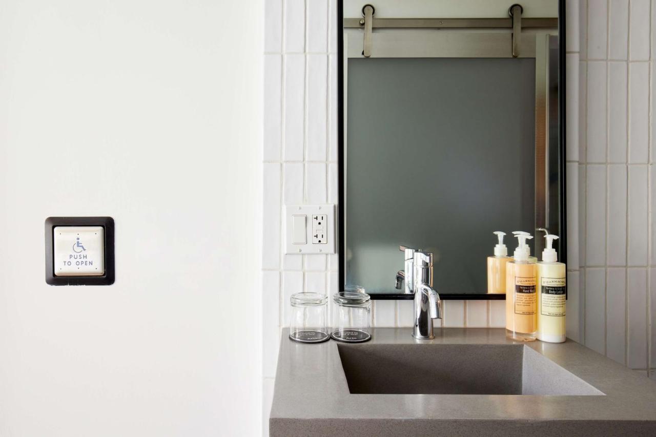 Courtyard Queen - ADA,1316637007:JPEG