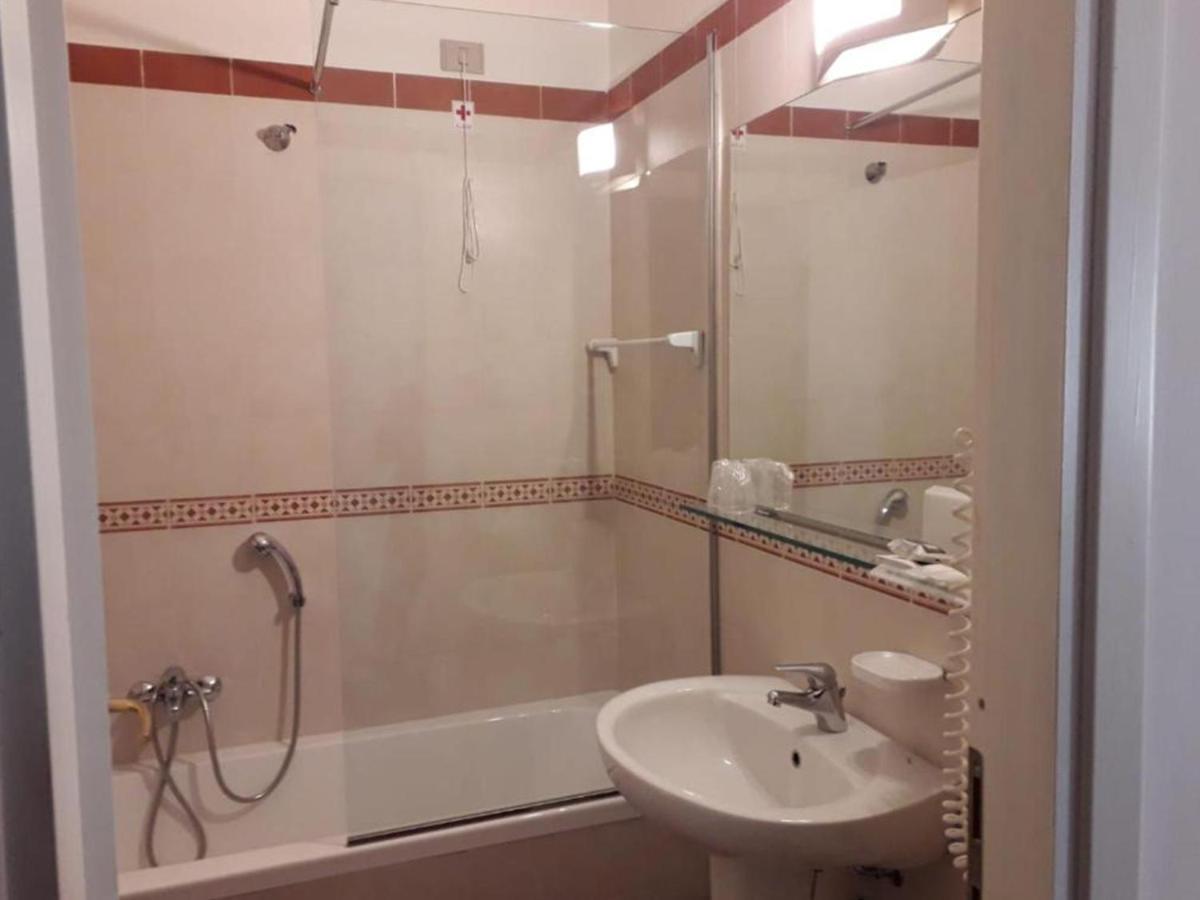 Suite,1319821624:JPEG