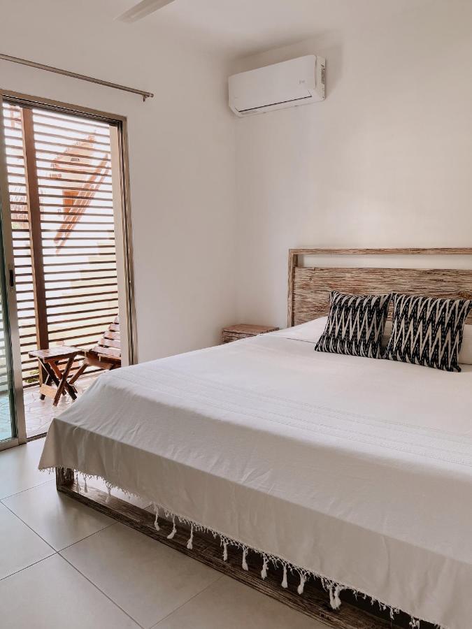 Habitación con cama extragrande.