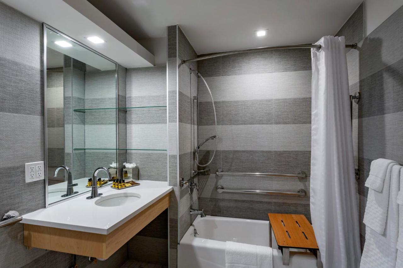 Queen Suite Mobility Accessible Tub