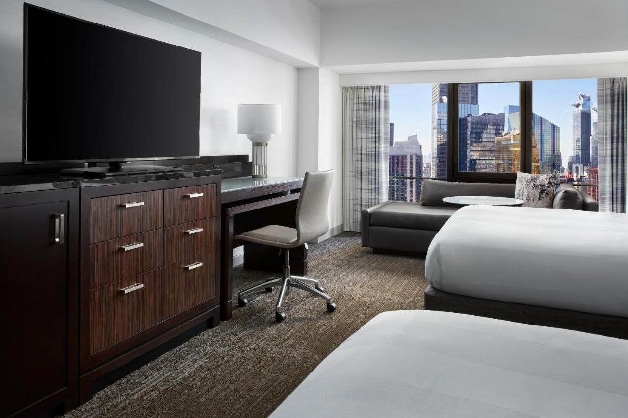 One-Bedroom Deluxe Suite with Two Double Beds and Sofa Bed - Club Lounge Access