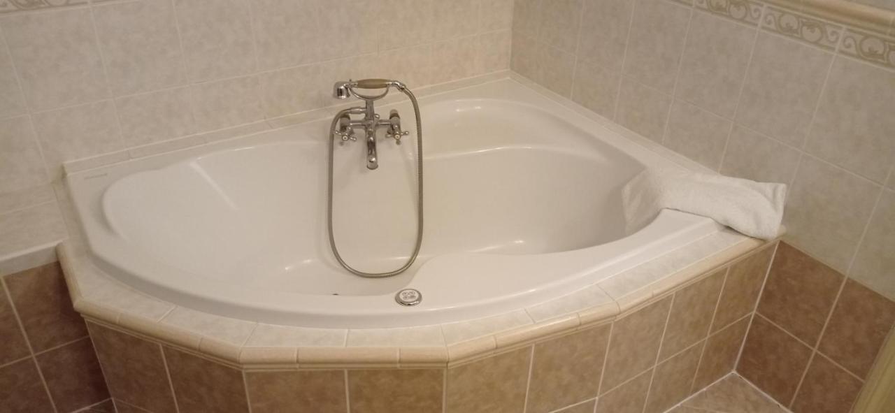 Einzelzimmer mit Badewanne