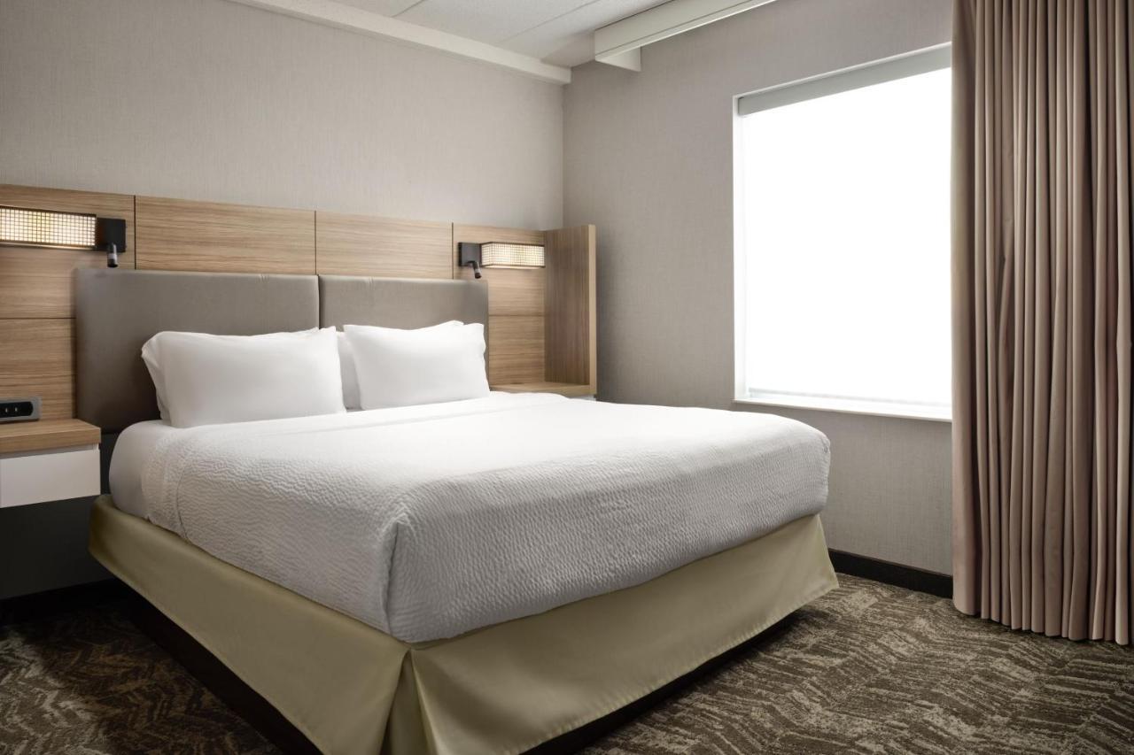Studio with King Bed and Sofa Bed - Hearing Accessible,1366115669:JPEG