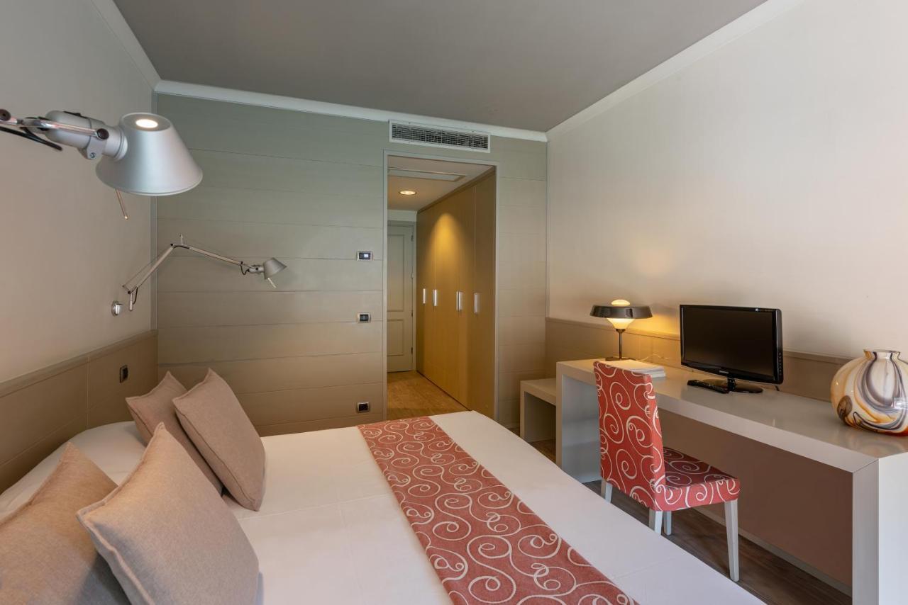 Double or Twin Room Balcony Lake View