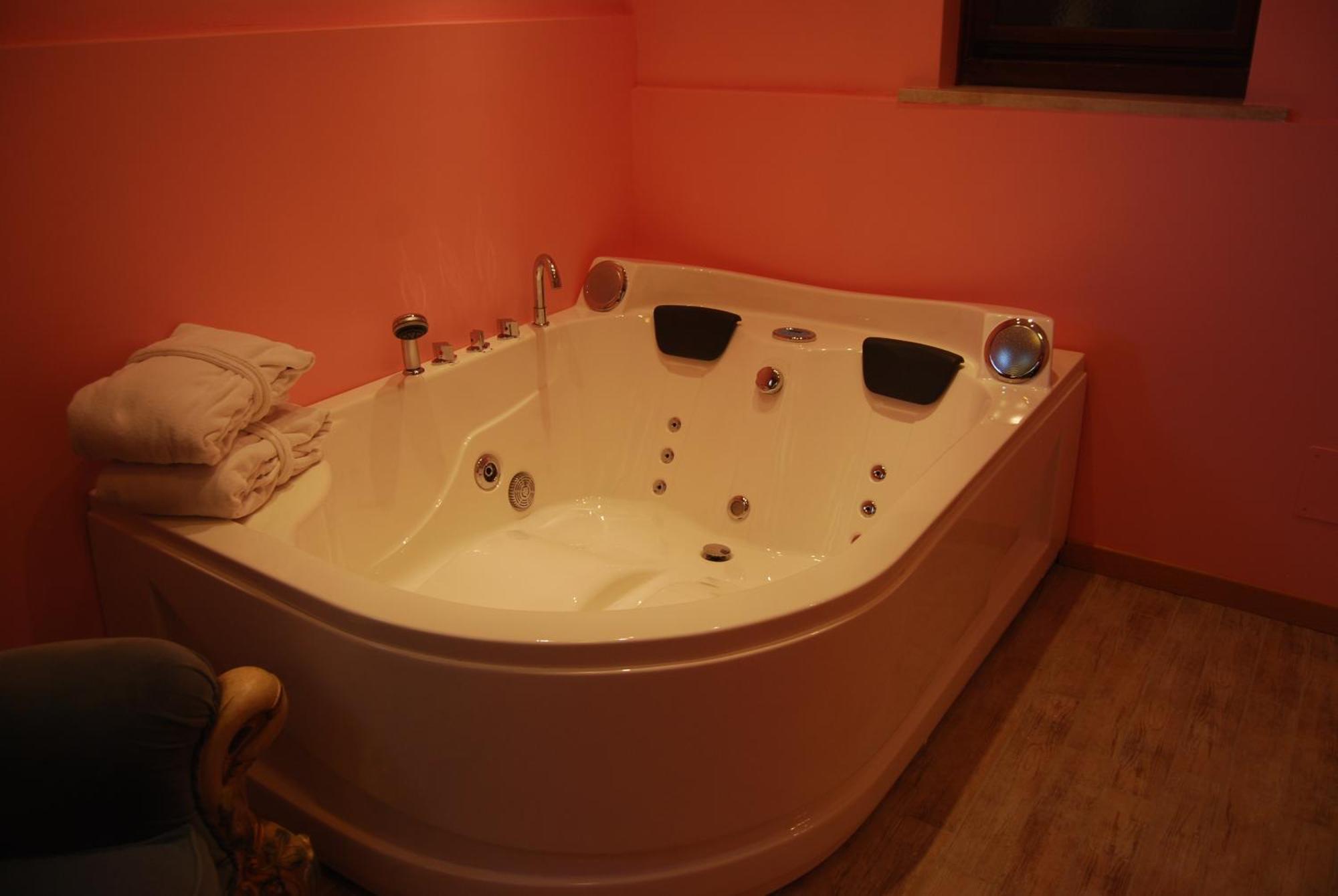 Deluxe Suite Spa Bath
