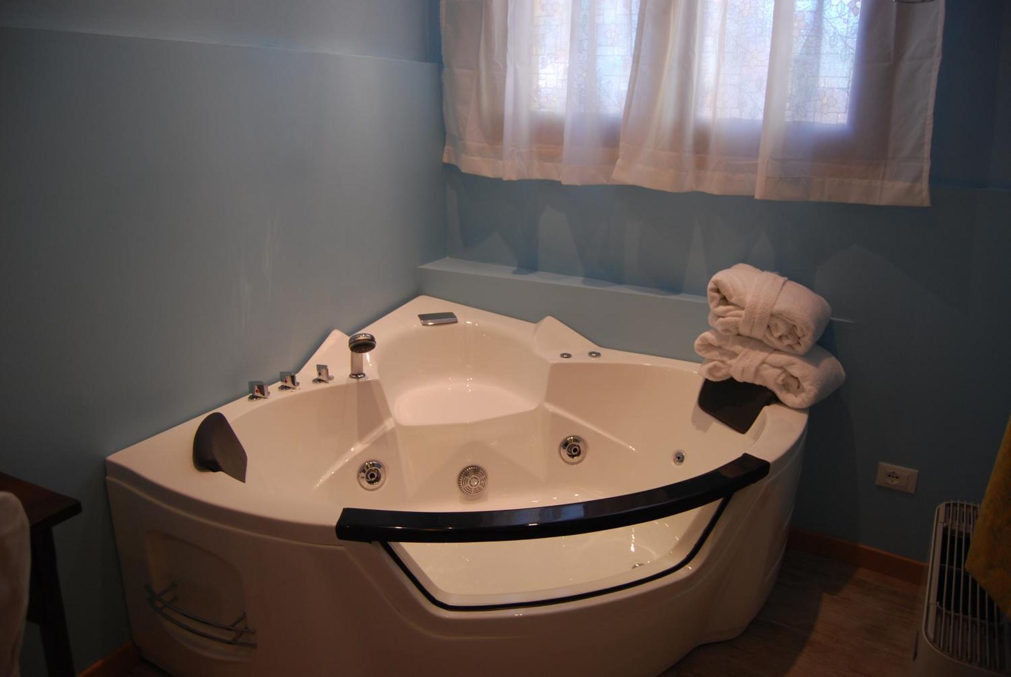 Deluxe Suite Spa Bath