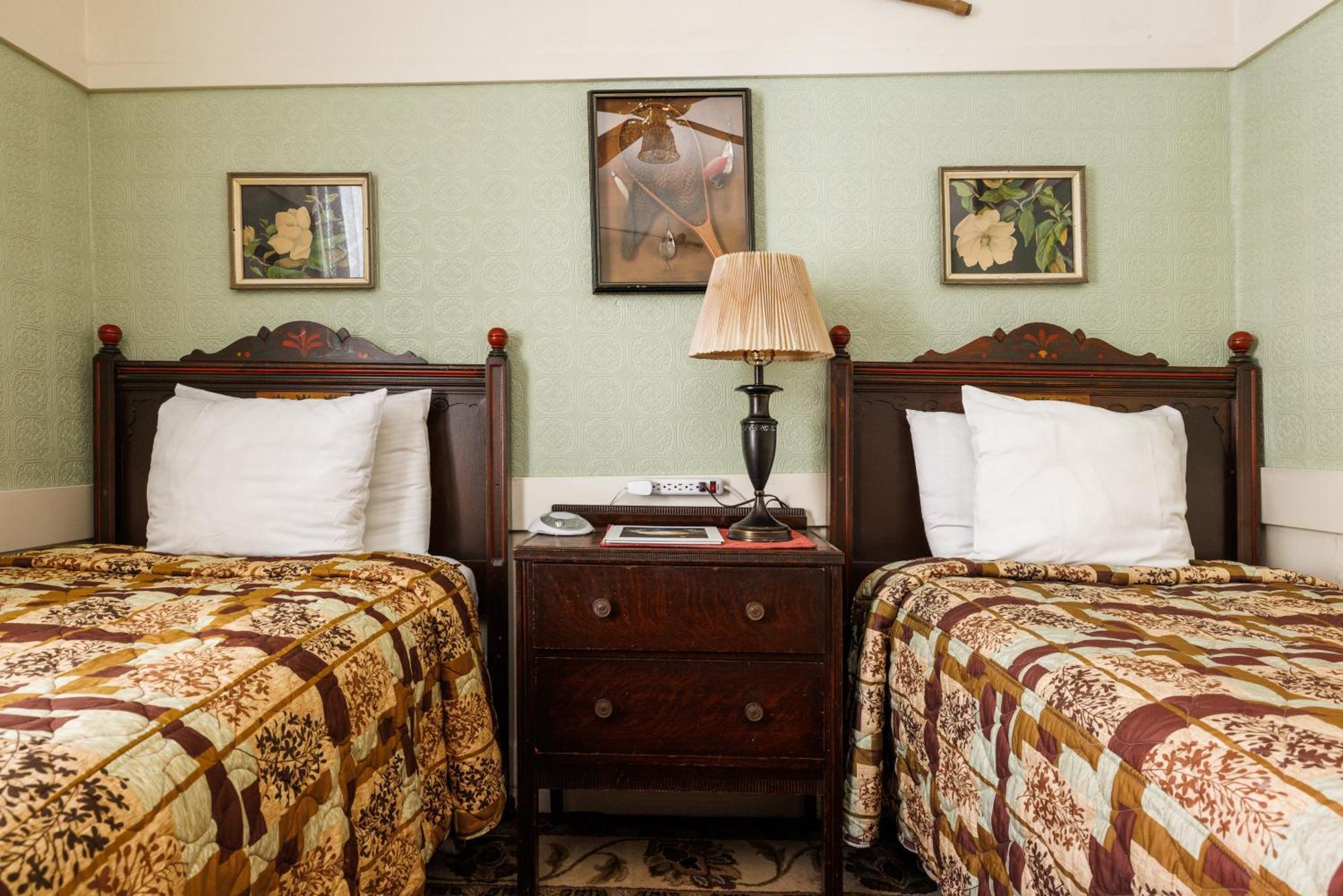 Two Twin-Sized Beds,1438870171:JPEG