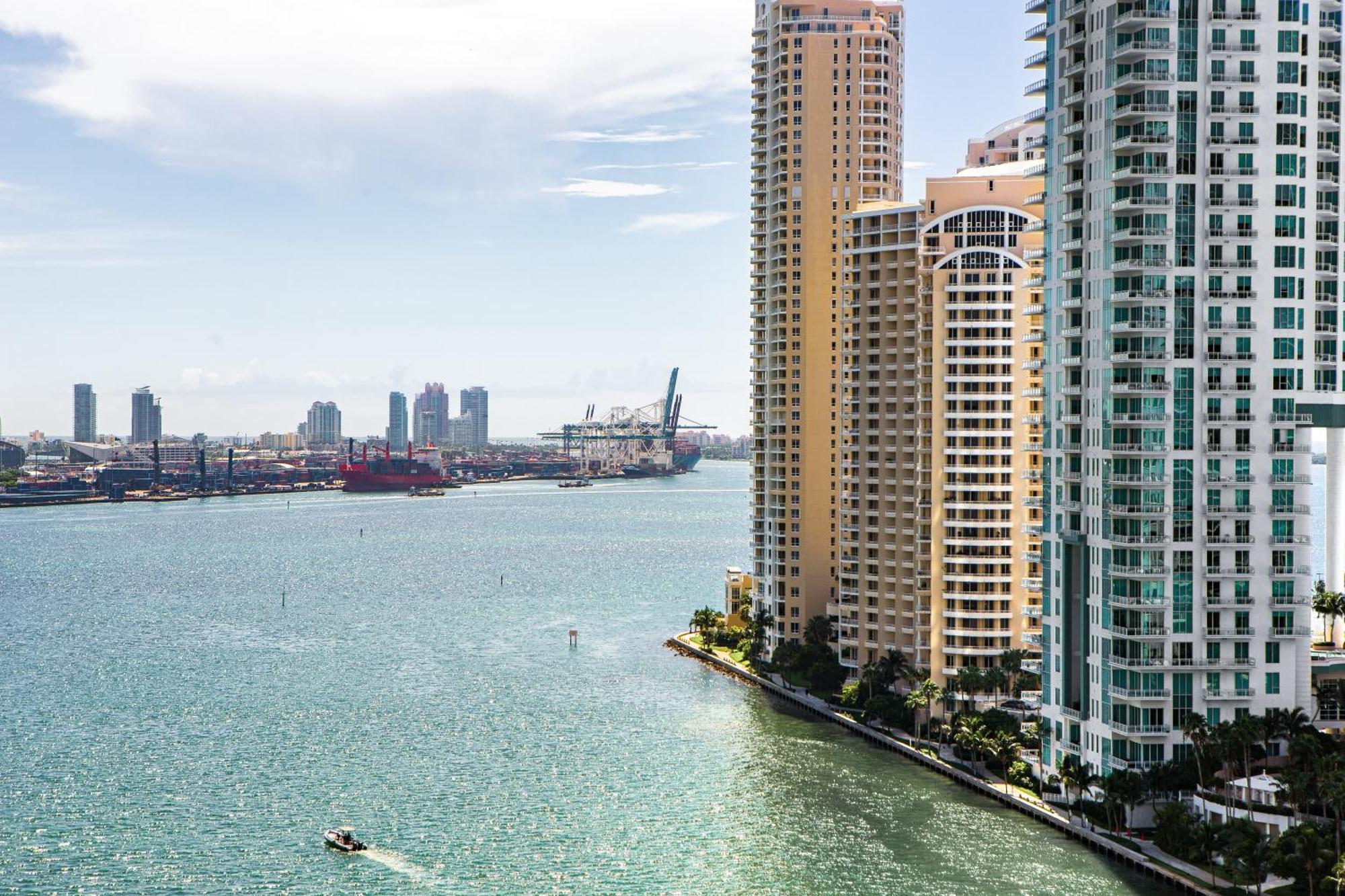 One-Bedroom King Suite - Partial Ocean view