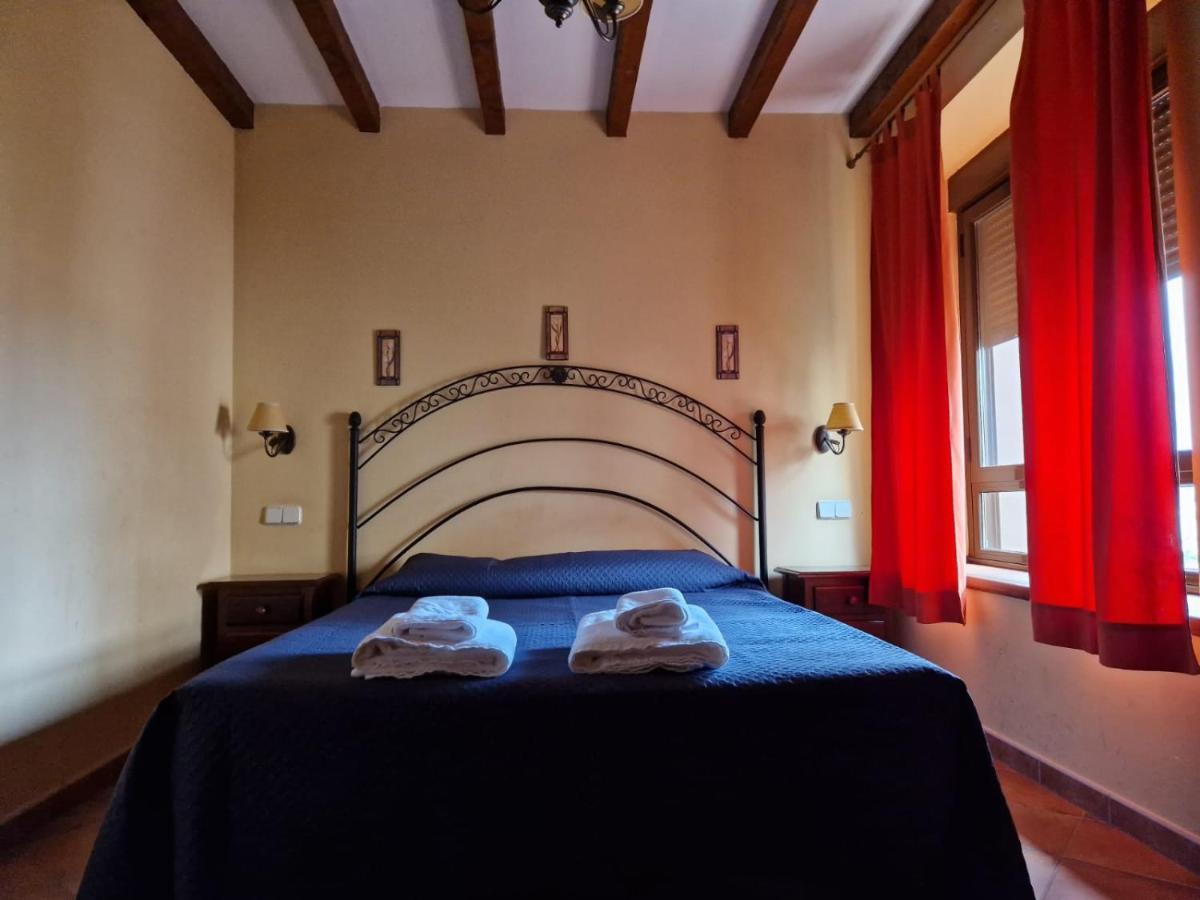 Habitación con cama grande