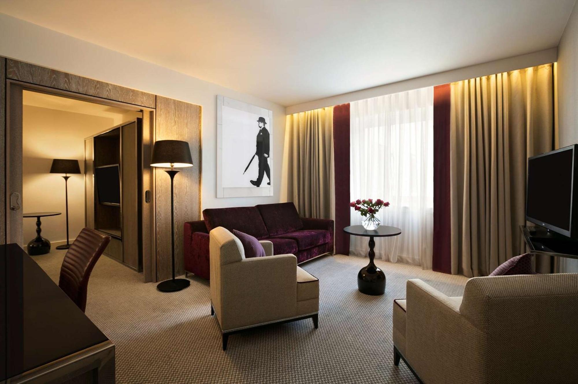 Suite Executive con cama extragrande y acceso al salón