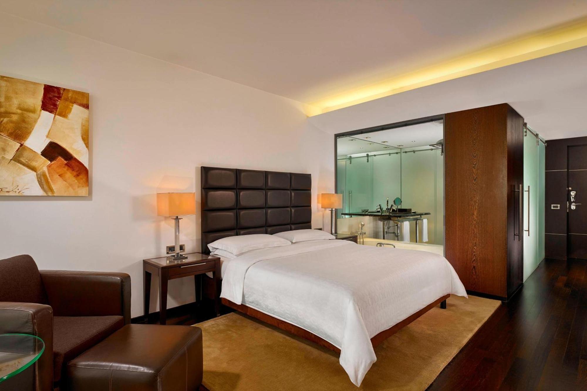 Club, Club Lounge and Spa access level, Guest room, 1 Queen,1634397846:JPEG