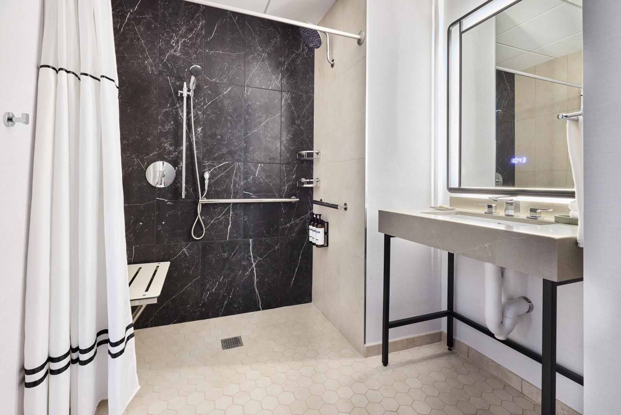 King Room with Accessible Shower - Disability Access,1549876555:JPEG