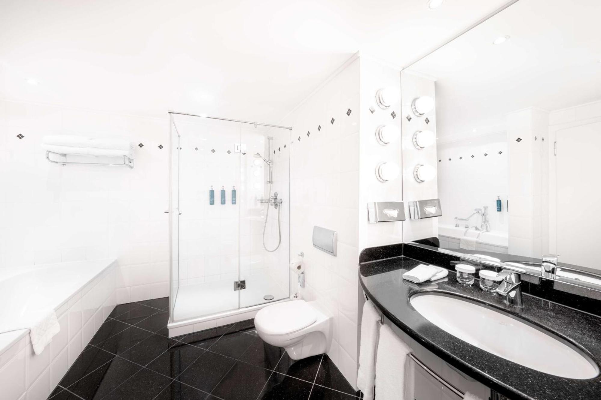 Junior Suite mit Kingsize-Bett und Blick auf den Dom