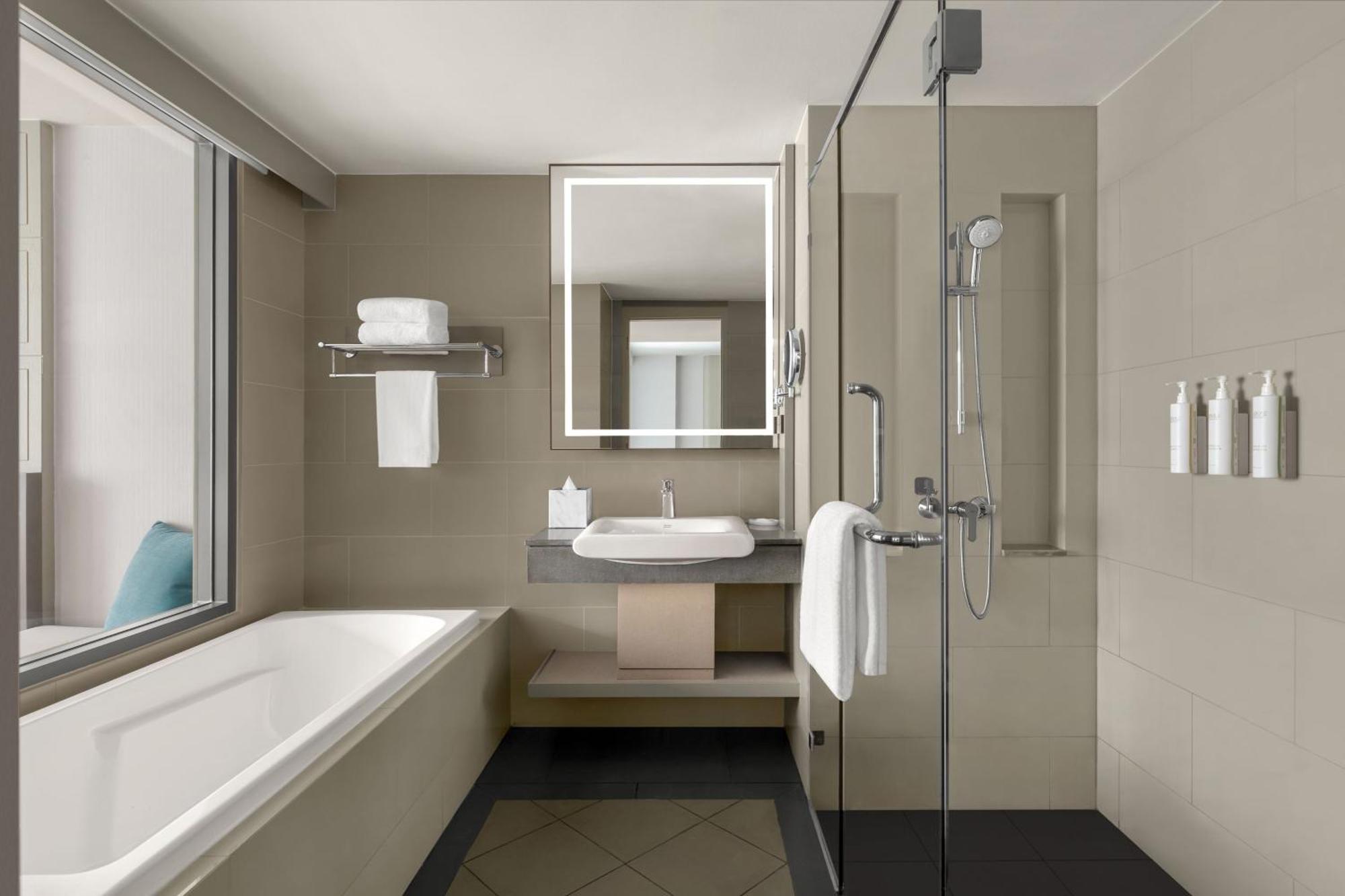 Deluxe King Room Bathtub