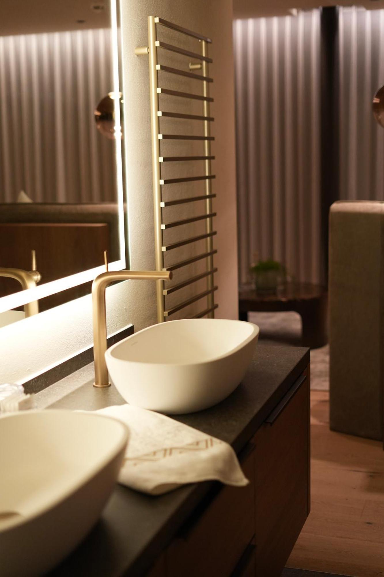 Deluxe Suite Spa Bath
