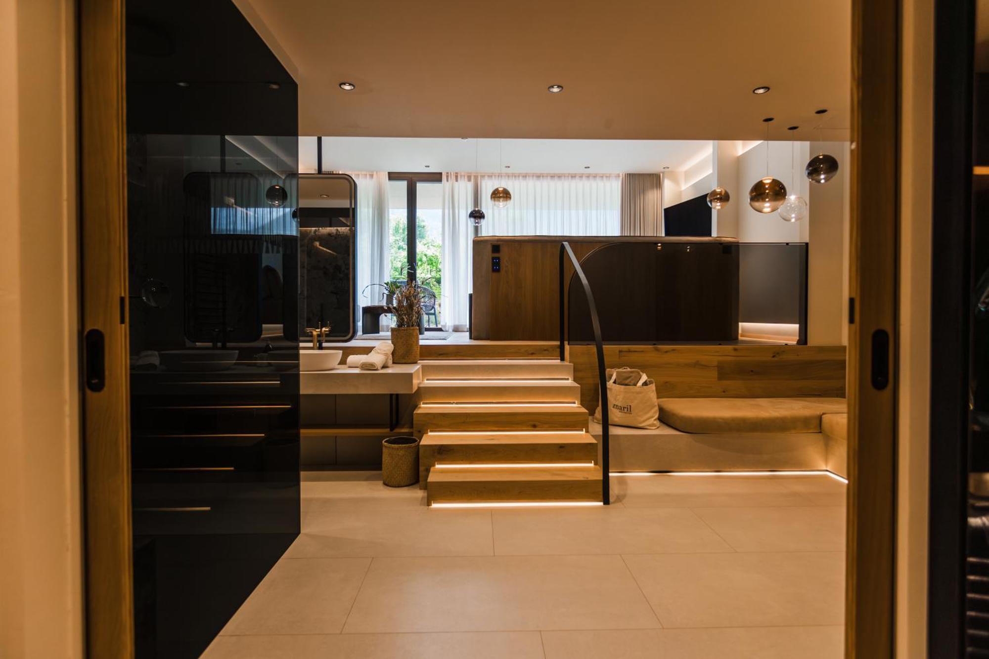 Deluxe Suite Spa Bath
