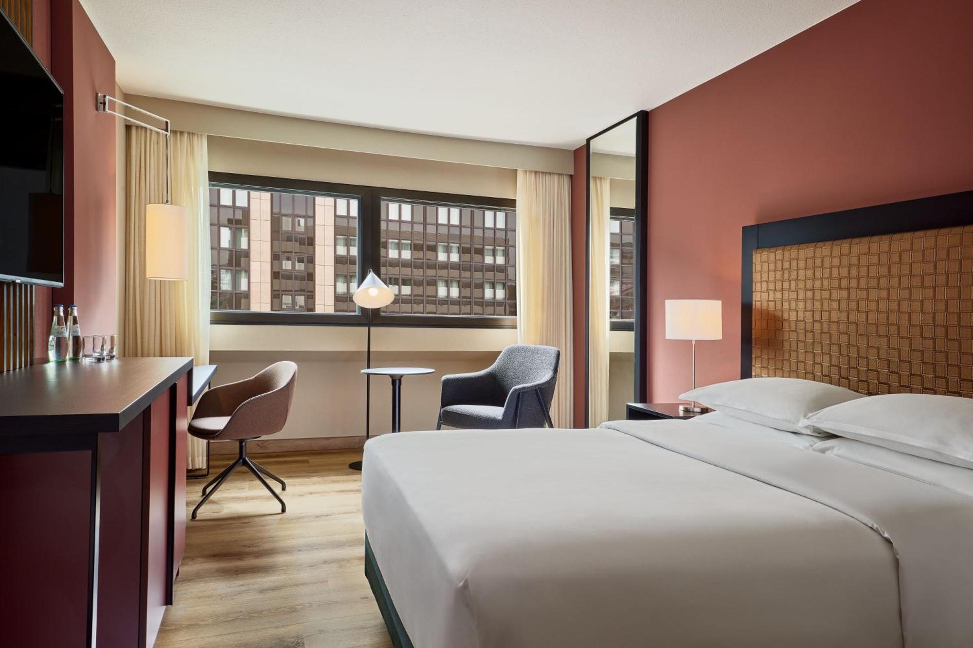Premium Room Guest room 1 King or 1 Queen,1548479305:JPEG