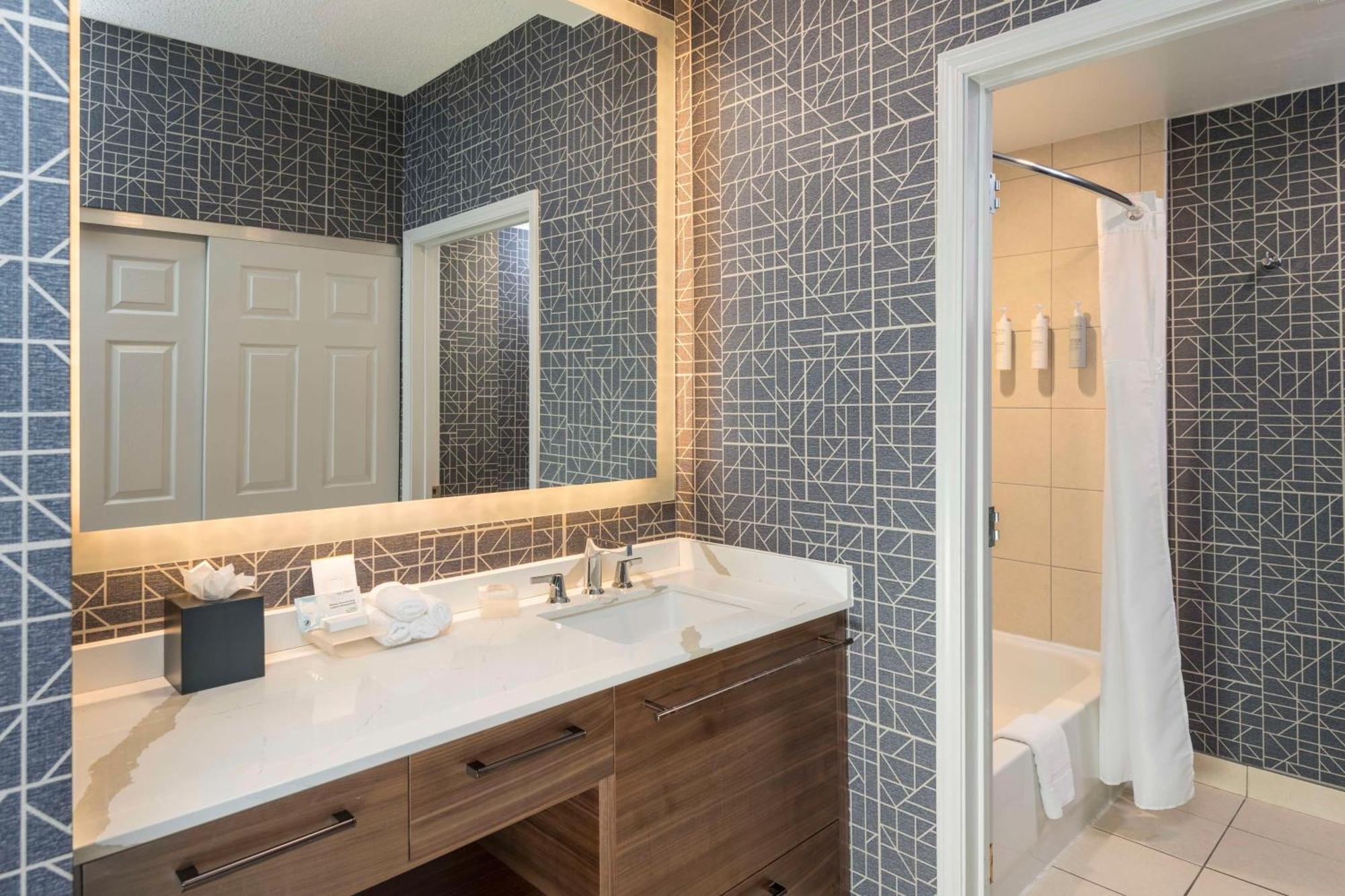 One-Bedroom Queen Suite with Two Queen Beds - Non-Smoking,1548876172:JPEG