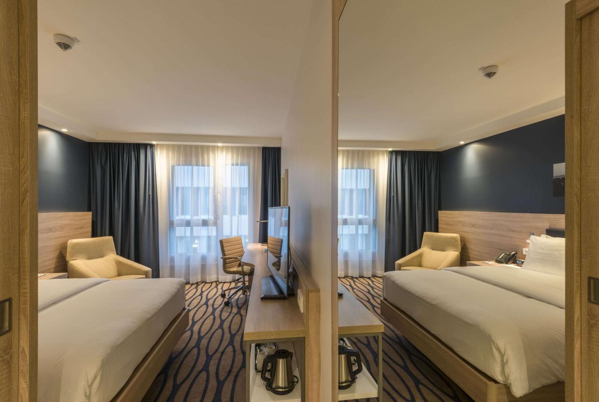Queen Room,1552473910:JPEG