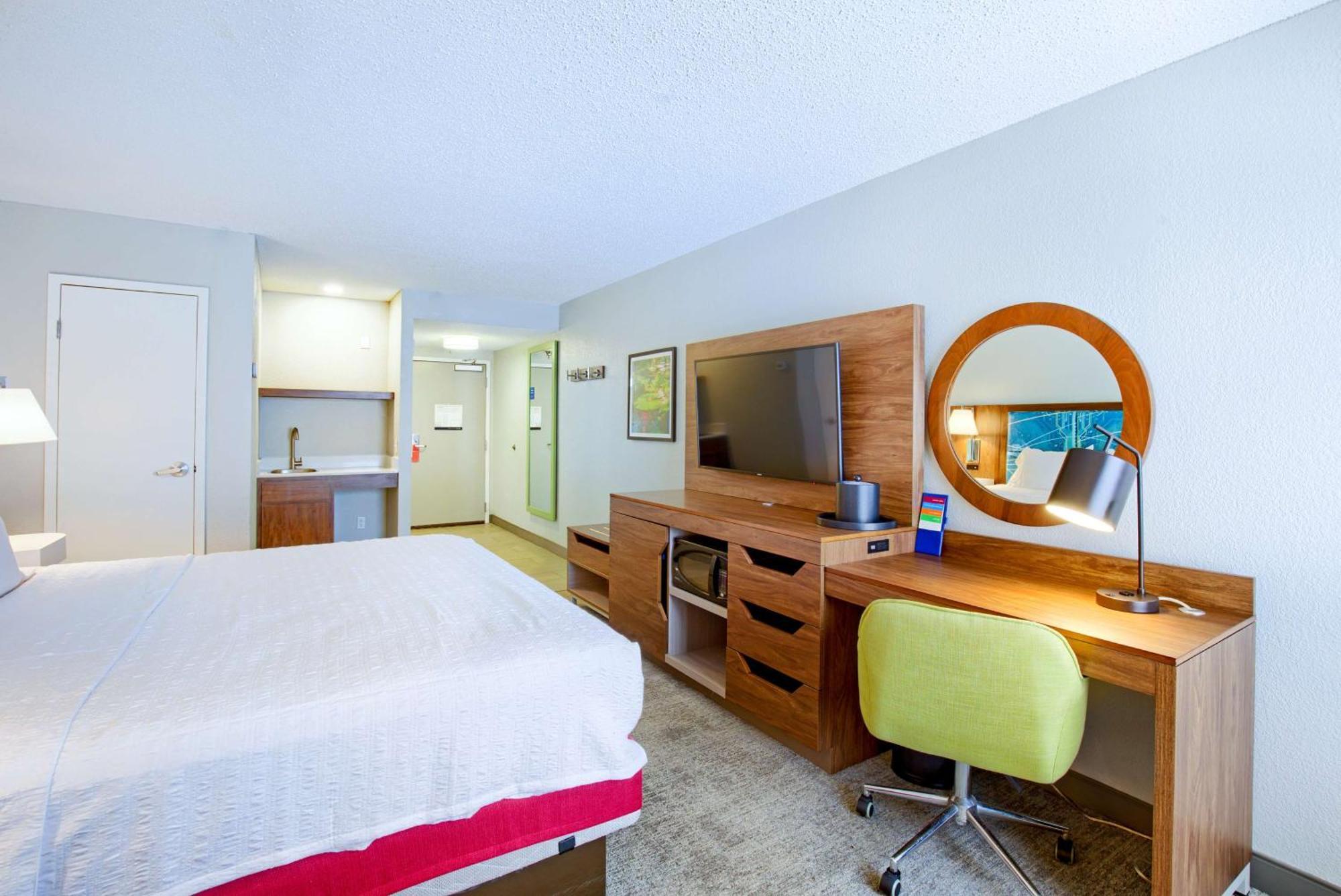 King Room with King Bed - Non-Smoking
