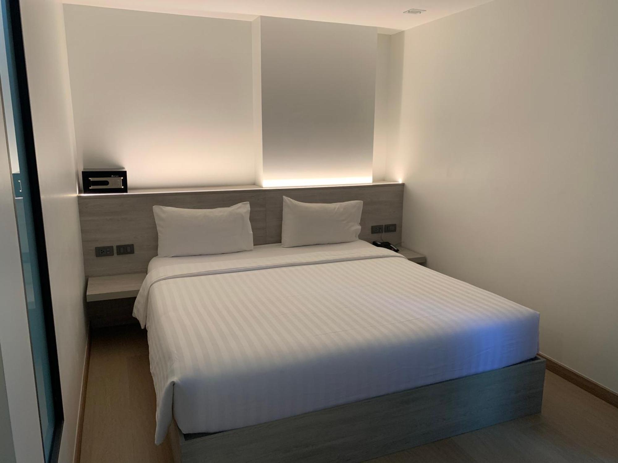 Deluxe Double Room Shower