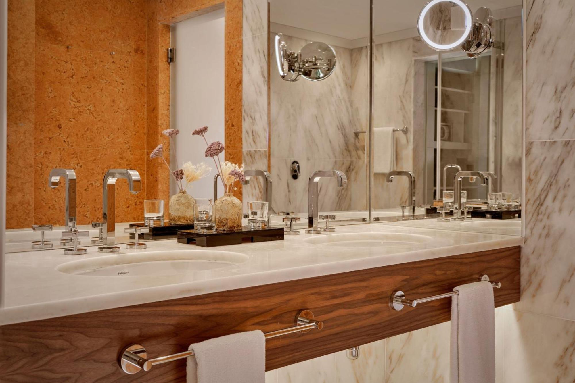 Junior Suite with King or Twin Beds and Resort View,1576695317:JPEG