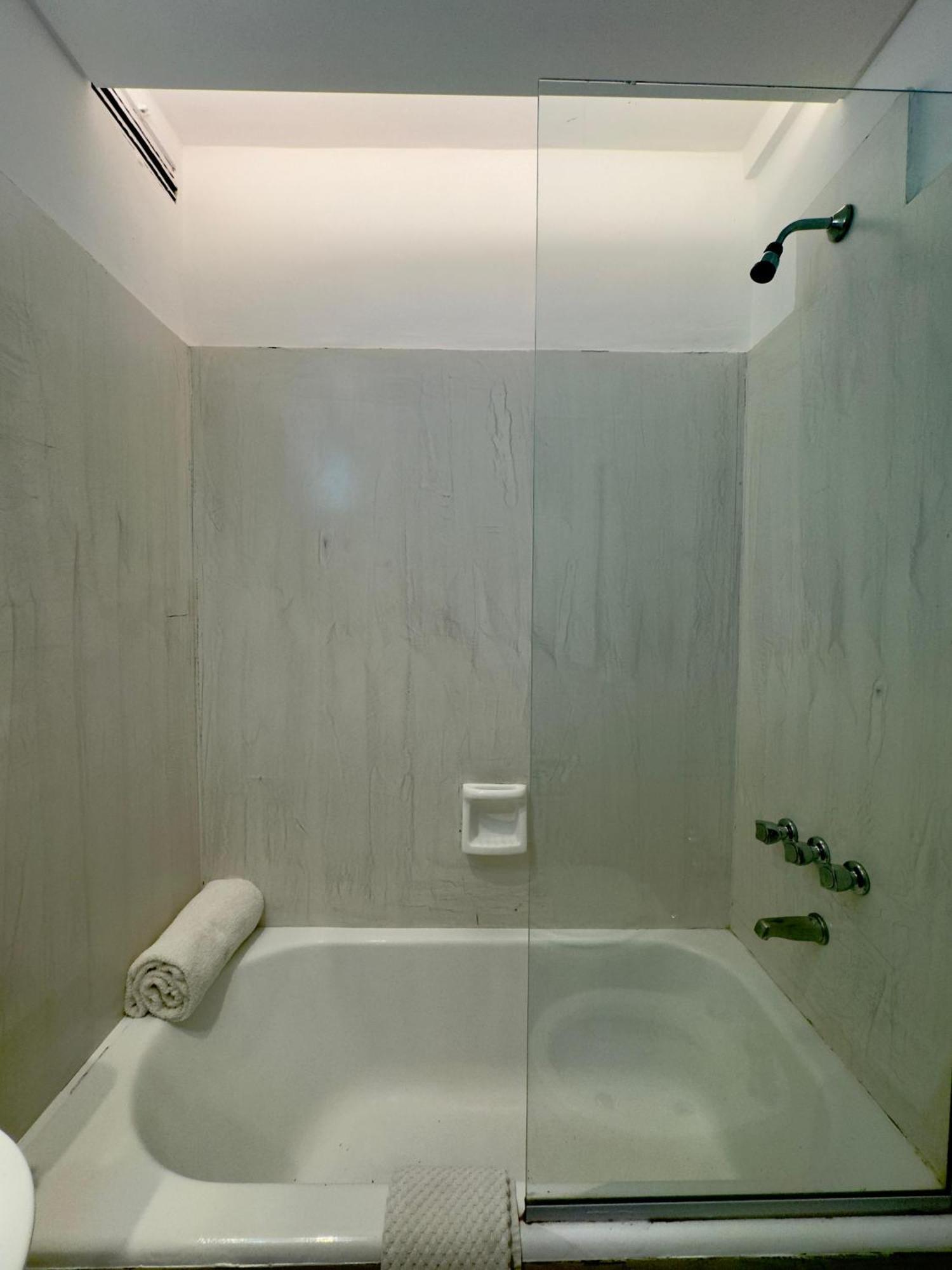 Twin Room,1586150390:JPEG