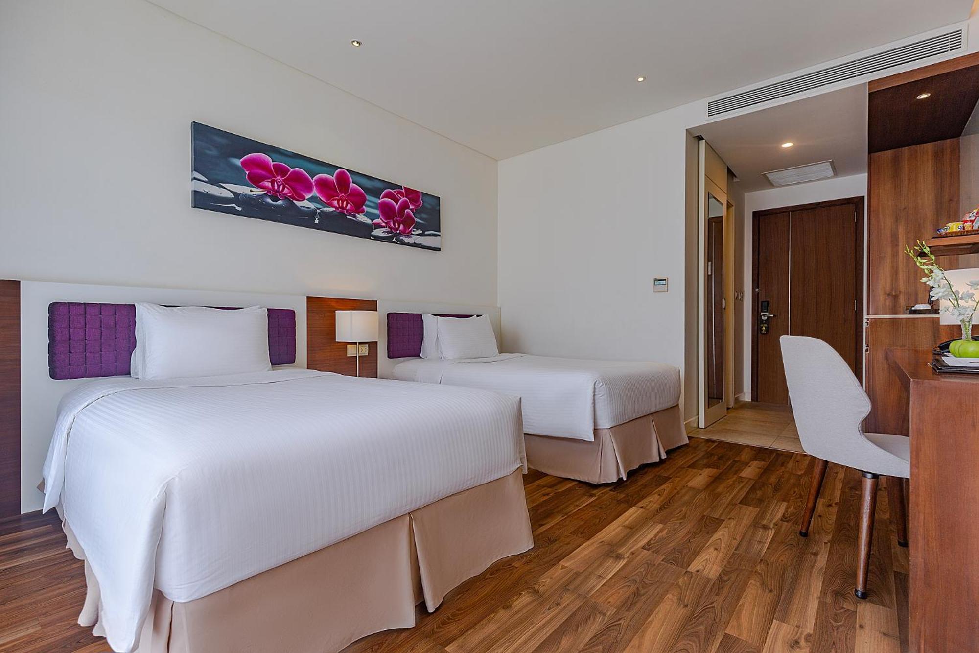 Quarto Superior com 2 Camas de Solteiro Vista da Cidade