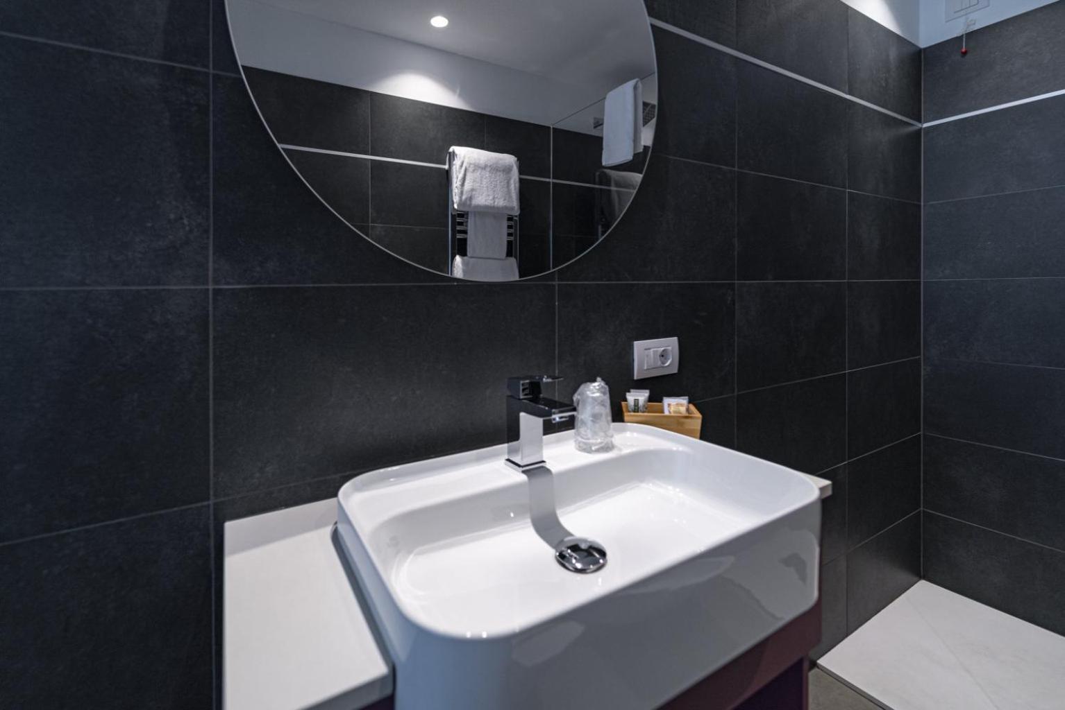 Double or Twin Room Lake View