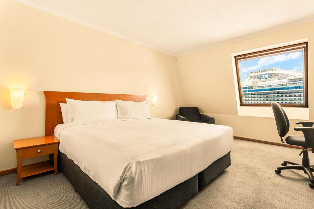 Zimmer mit Queensize-Bett und Hafenblick