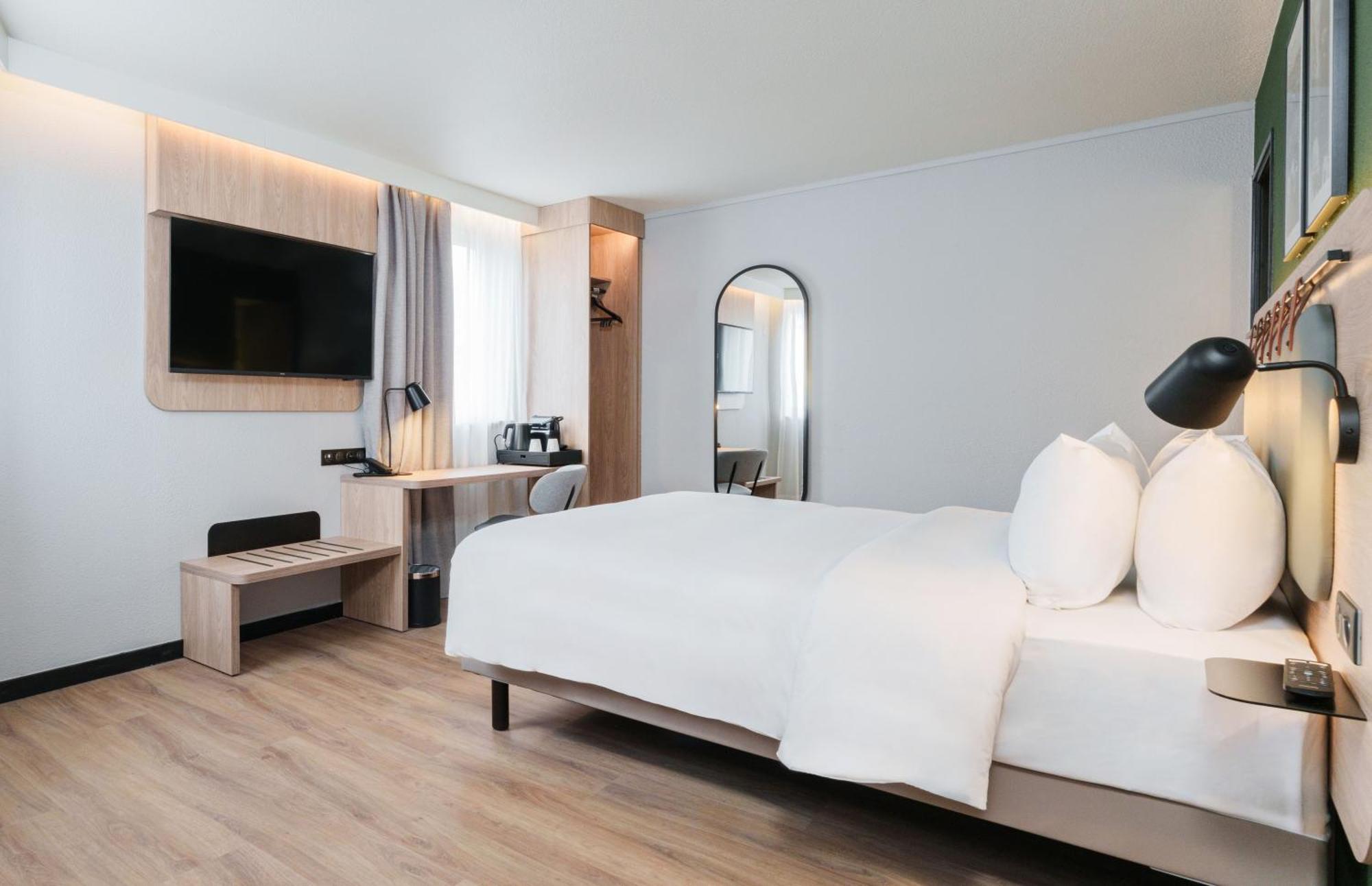 Premium Room 1 Queen Bed,1708230504:JPEG
