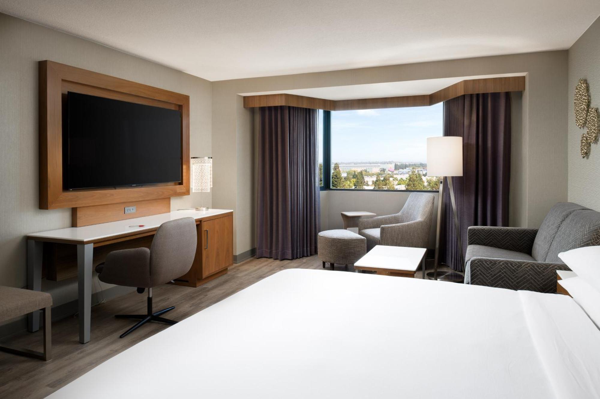 1 King Bed, Concierge Lounge Access, Sofa Bed, High Floor, Guest Room,1621412873:JPEG