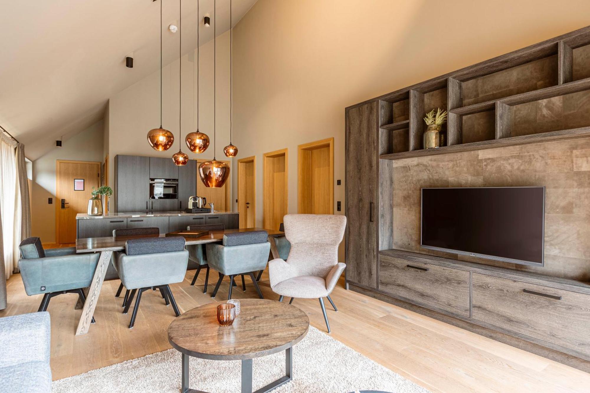 Superior Three-Bedroom Apartment,1622963080:JPEG