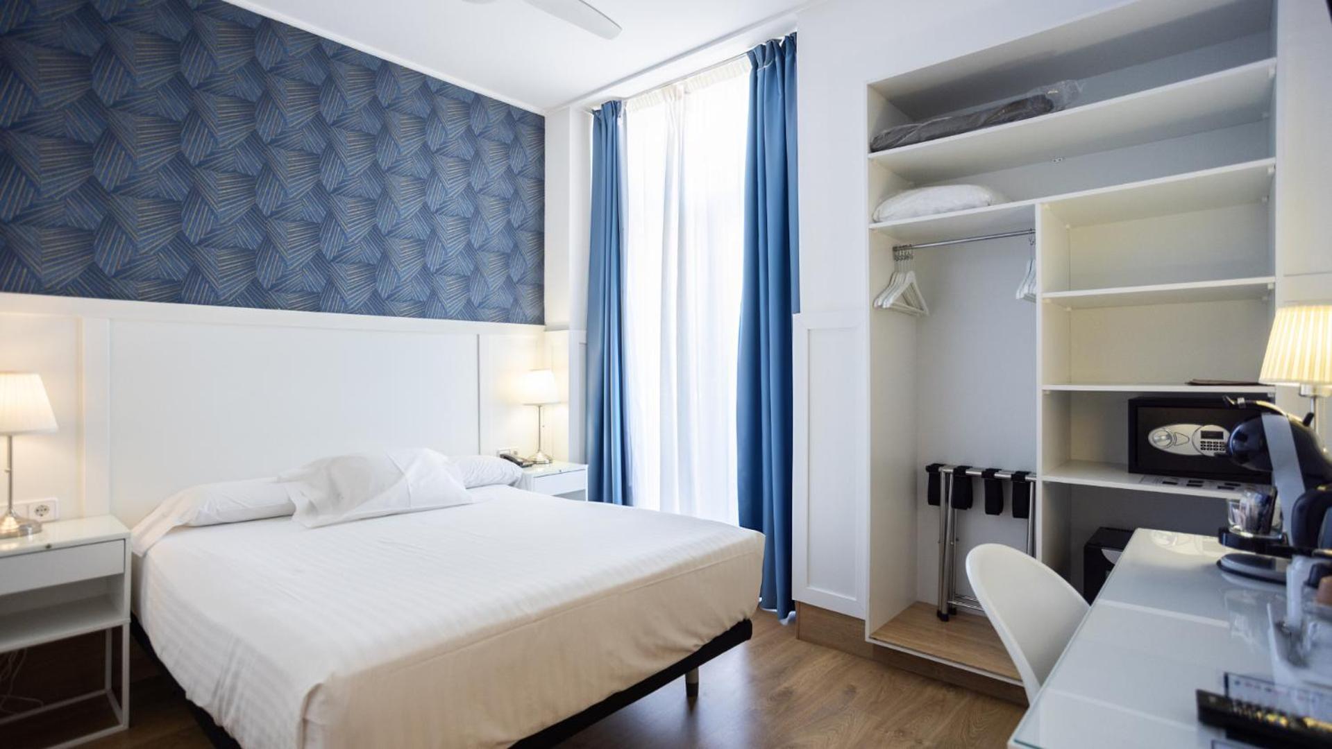 Chambre Double Standard - Vue sur Place de la Mairie